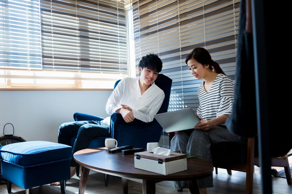 パソコンでホームページを作る方法を相談しているカップル