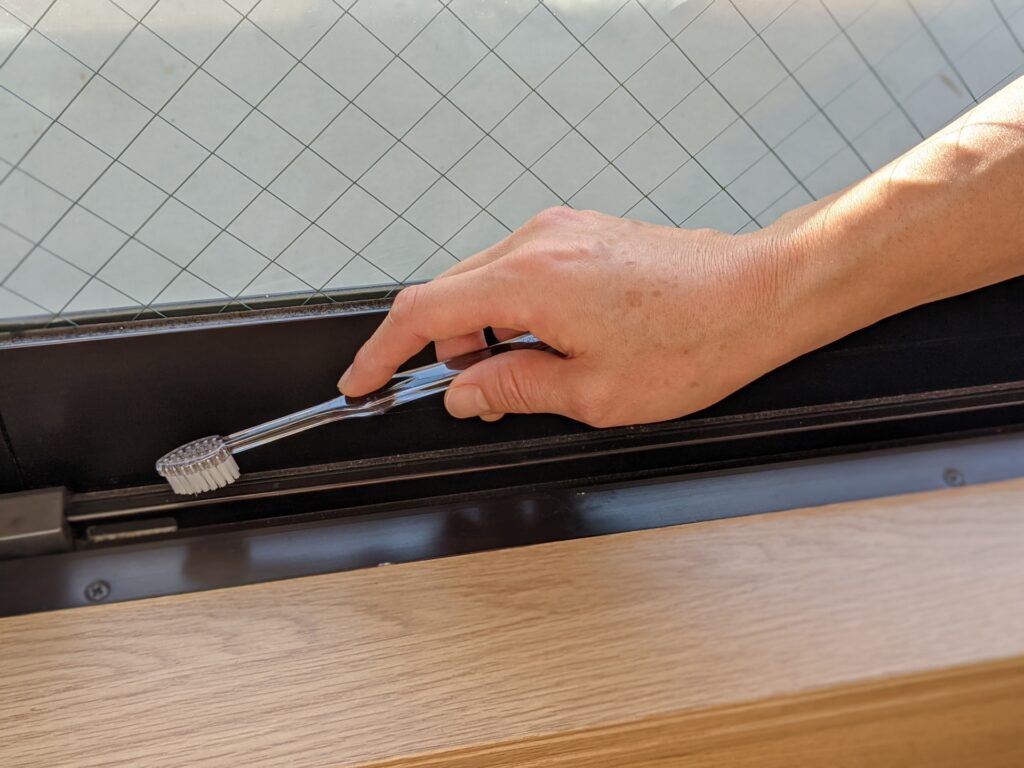 窓掃除をしている様子